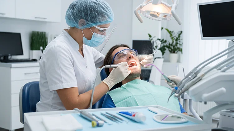 Cabinetul de tratament stomatologic DENTORAL pregătit pentru profilaxie și detartraj cu ultrasunete