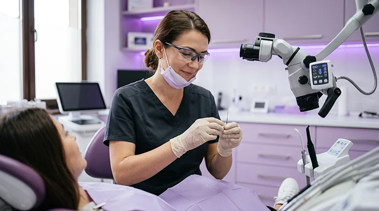Procedură de endodonție la microscop, salvarea dintelui în cabinetul DENTORAL